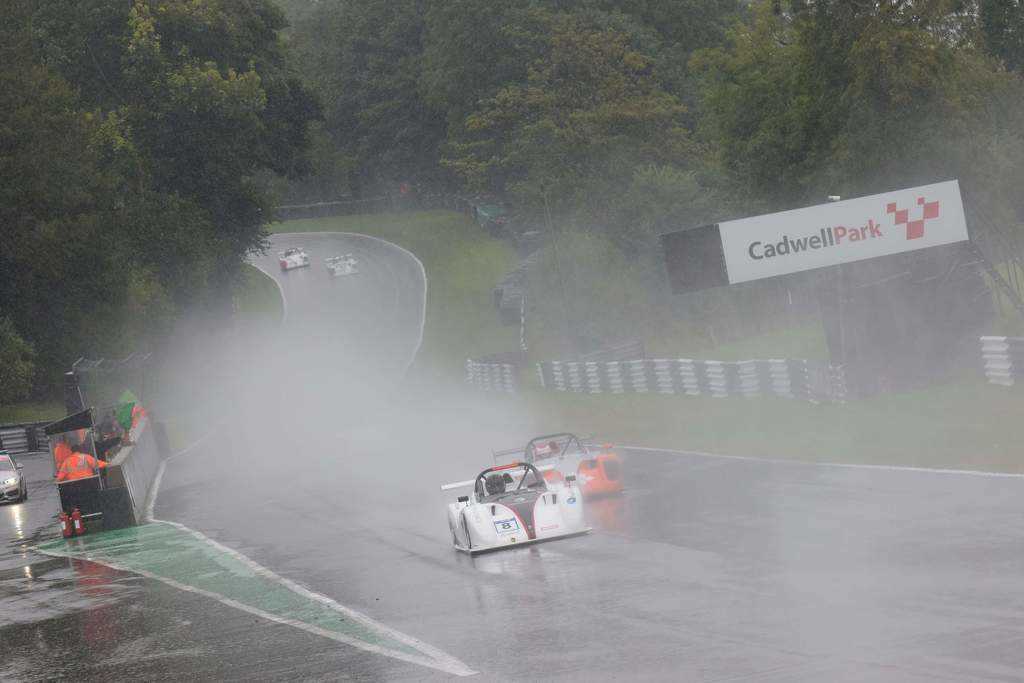 SR1 i vått på Cadwell Park